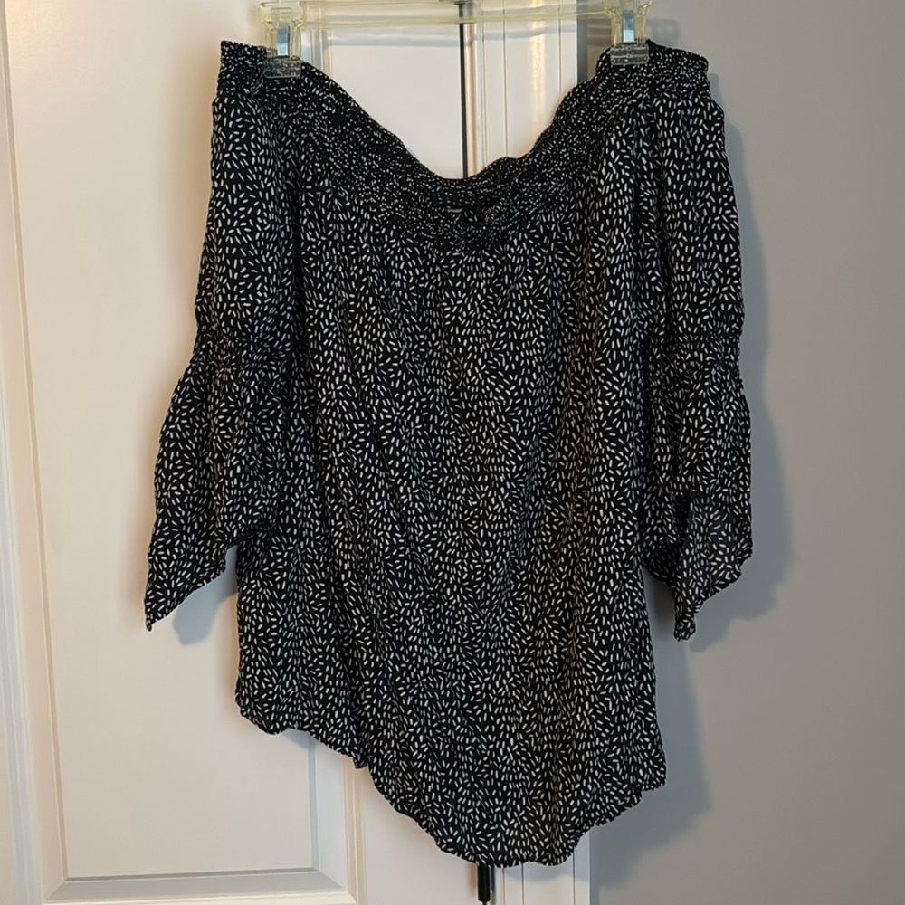 Super cute off shoulder Express top